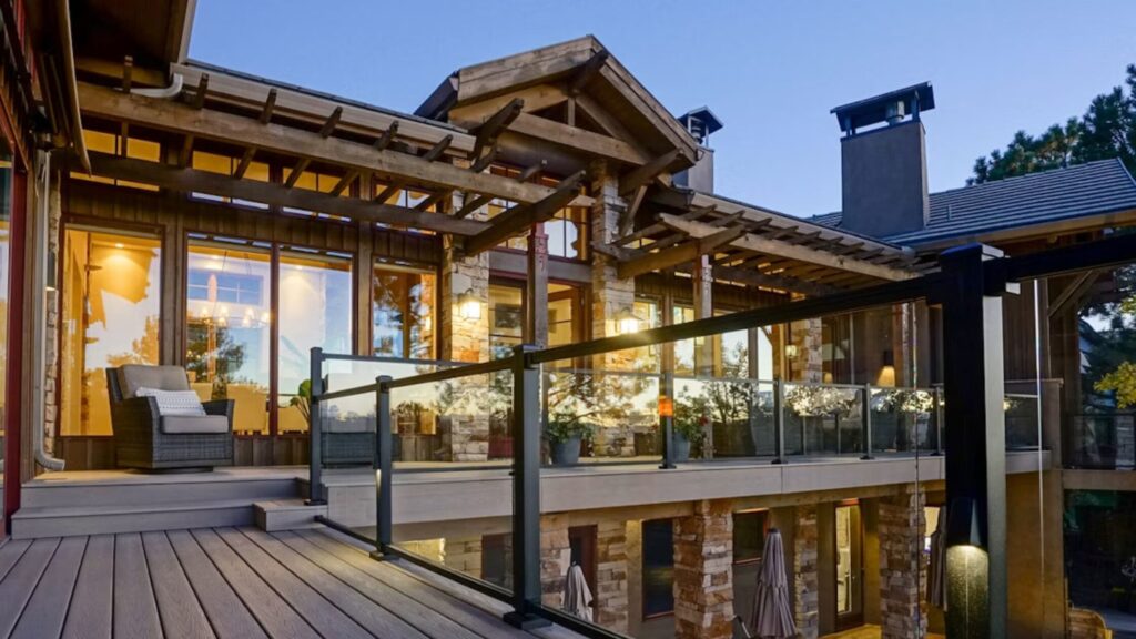 L-shaped wraparound deck connecting indoor and outdoor spaces L-Shaped & Wraparound Decks