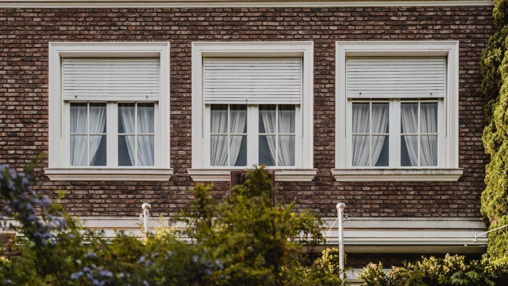 Modern homes with sleek window styles that enhance light and indoor-outdoor flow.