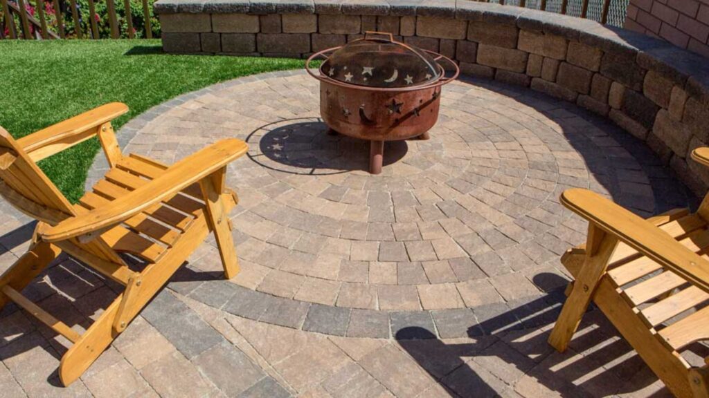 Circular outdoor paver pattern with borders Circular paver pattern for fire pits and patio focal points