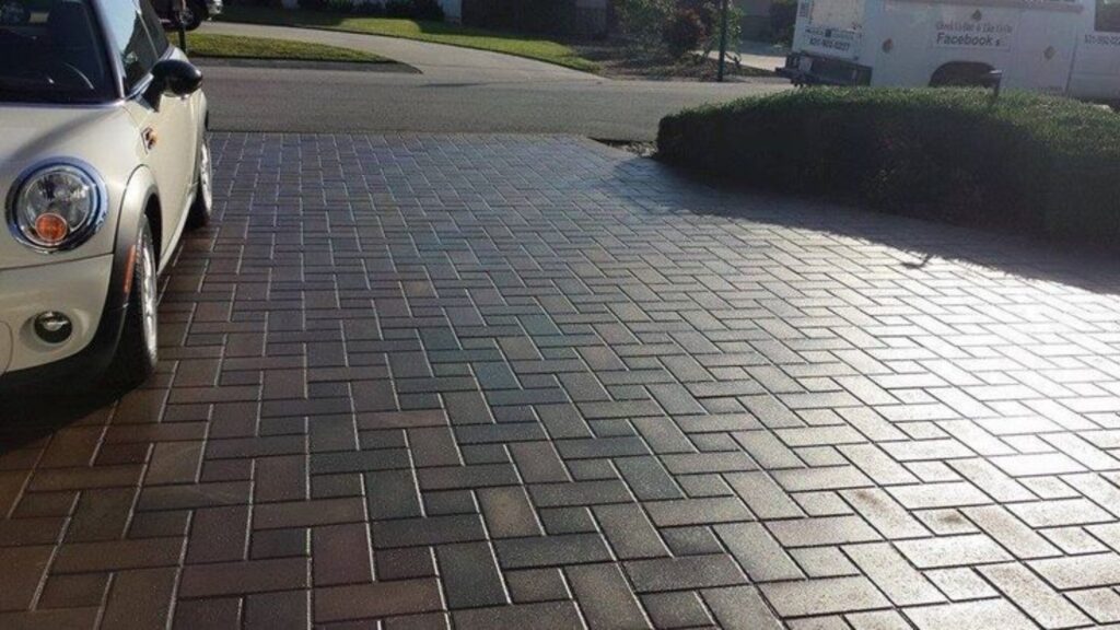 Pinwheel paver layout for decorative patios Pinwheel paver design for medium patios and decorative accents