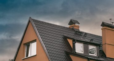signs to call roofing contractors