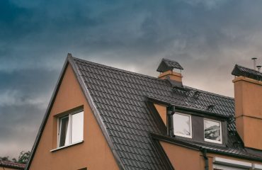 signs to call roofing contractors