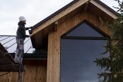 long-shot-men-working-together-min Best Roofing Companies