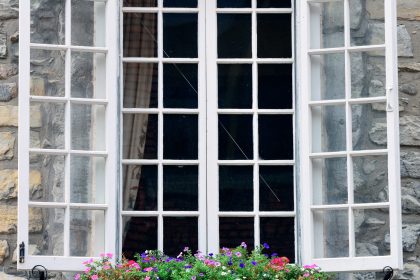 Montreal window Local vs. national window installation contractor install windows